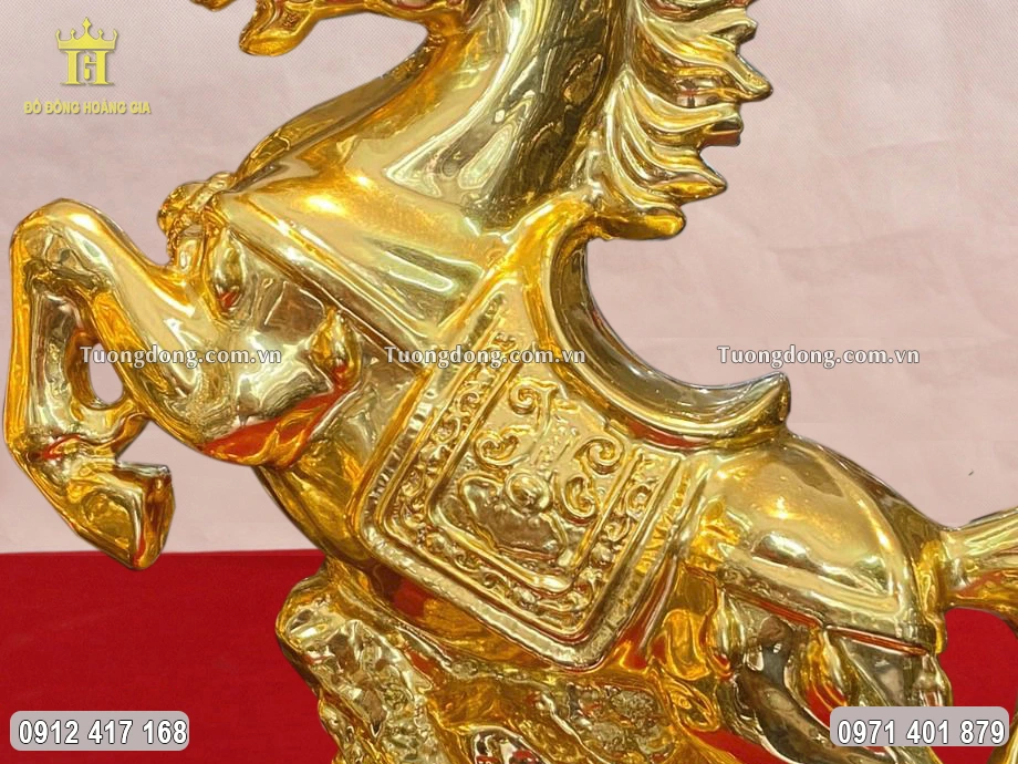 Họa tiết hoa văn trên yên cương ngựa được chạm khắc sắc nét